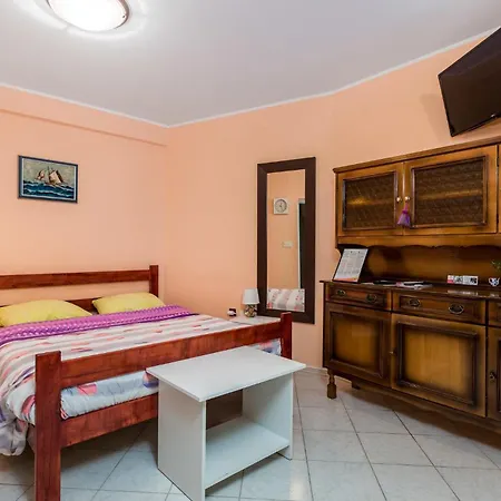 Stunning In With Kitchen Apartment *